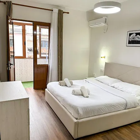 公寓 A Designed With Love, Enriched By Our Balcony Garden 地拉那